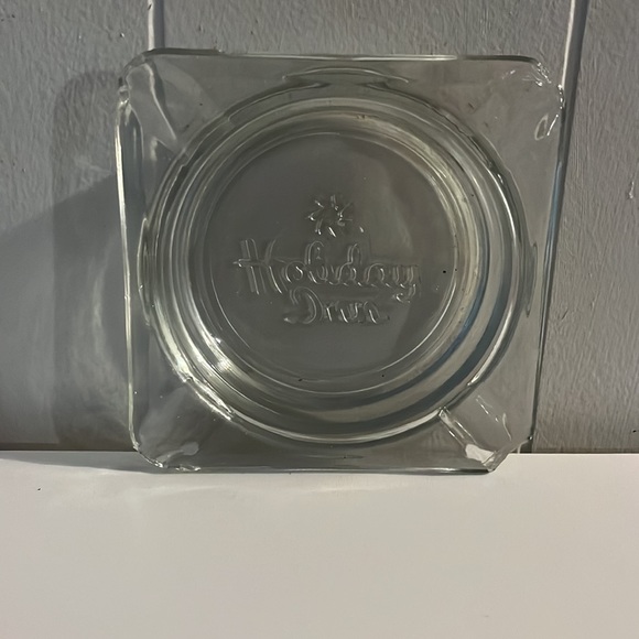 Vintage/cool Holiday Inn Embossed Ashtray - Picture 2 of 3